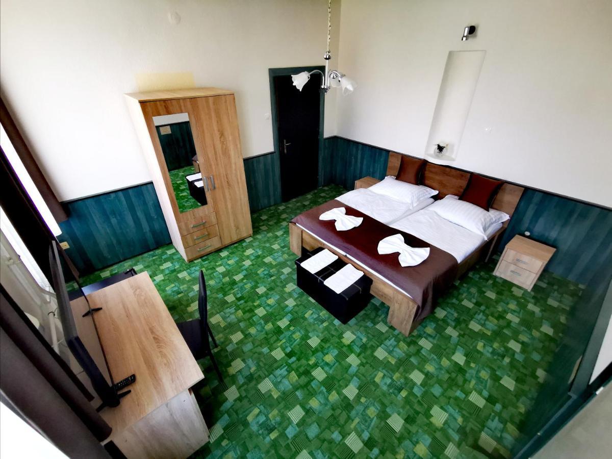 Komplex -Rendezvenytermek-Panzio-Apartman-Irodak- Mateszalka Bagian luar foto