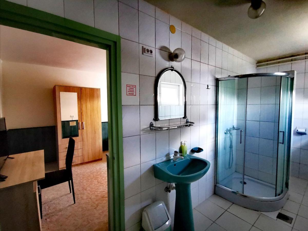 Komplex -Rendezvenytermek-Panzio-Apartman-Irodak- Mateszalka Bagian luar foto