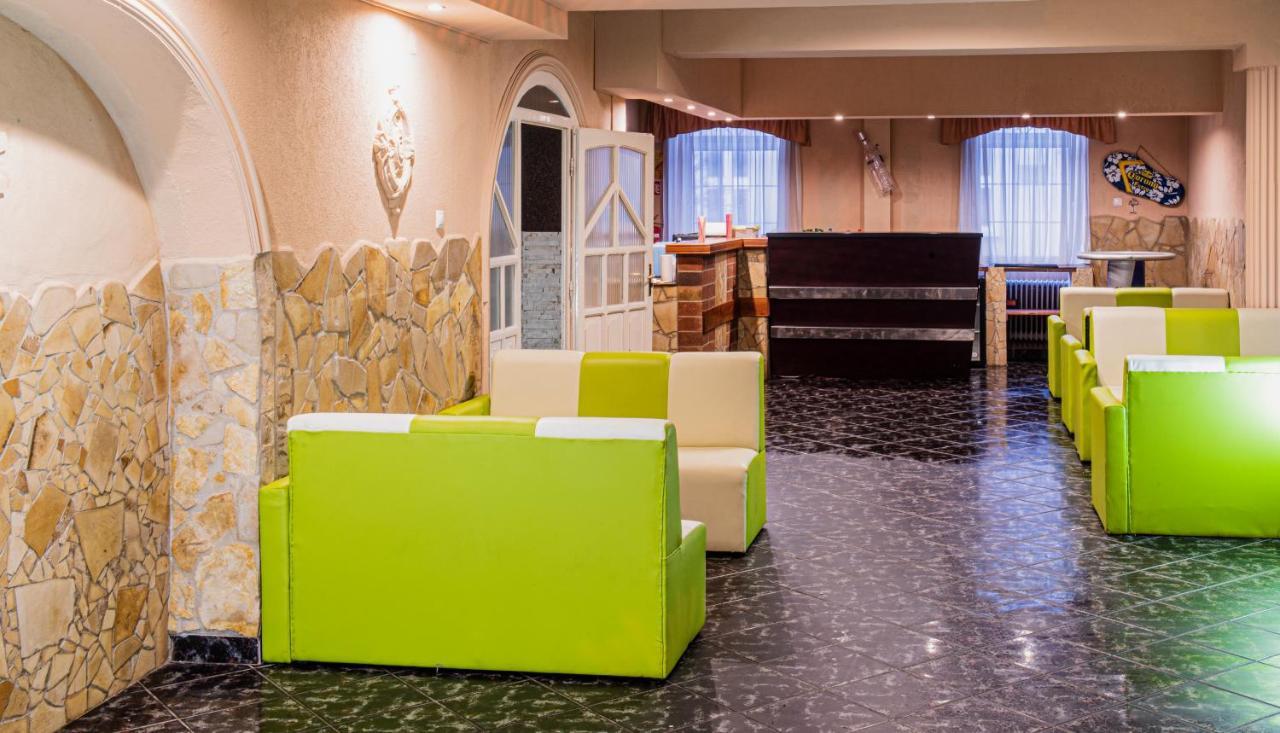 Komplex -Rendezvenytermek-Panzio-Apartman-Irodak- Mateszalka Bagian luar foto