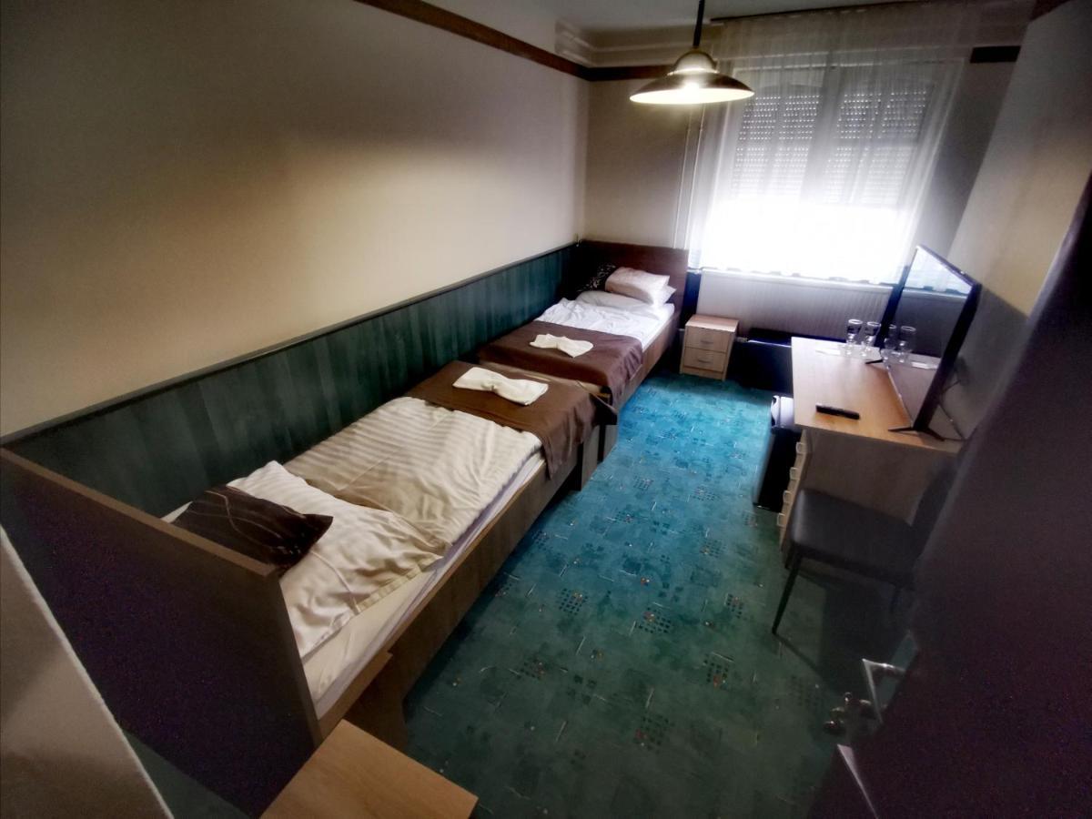 Komplex -Rendezvenytermek-Panzio-Apartman-Irodak- Mateszalka Bagian luar foto