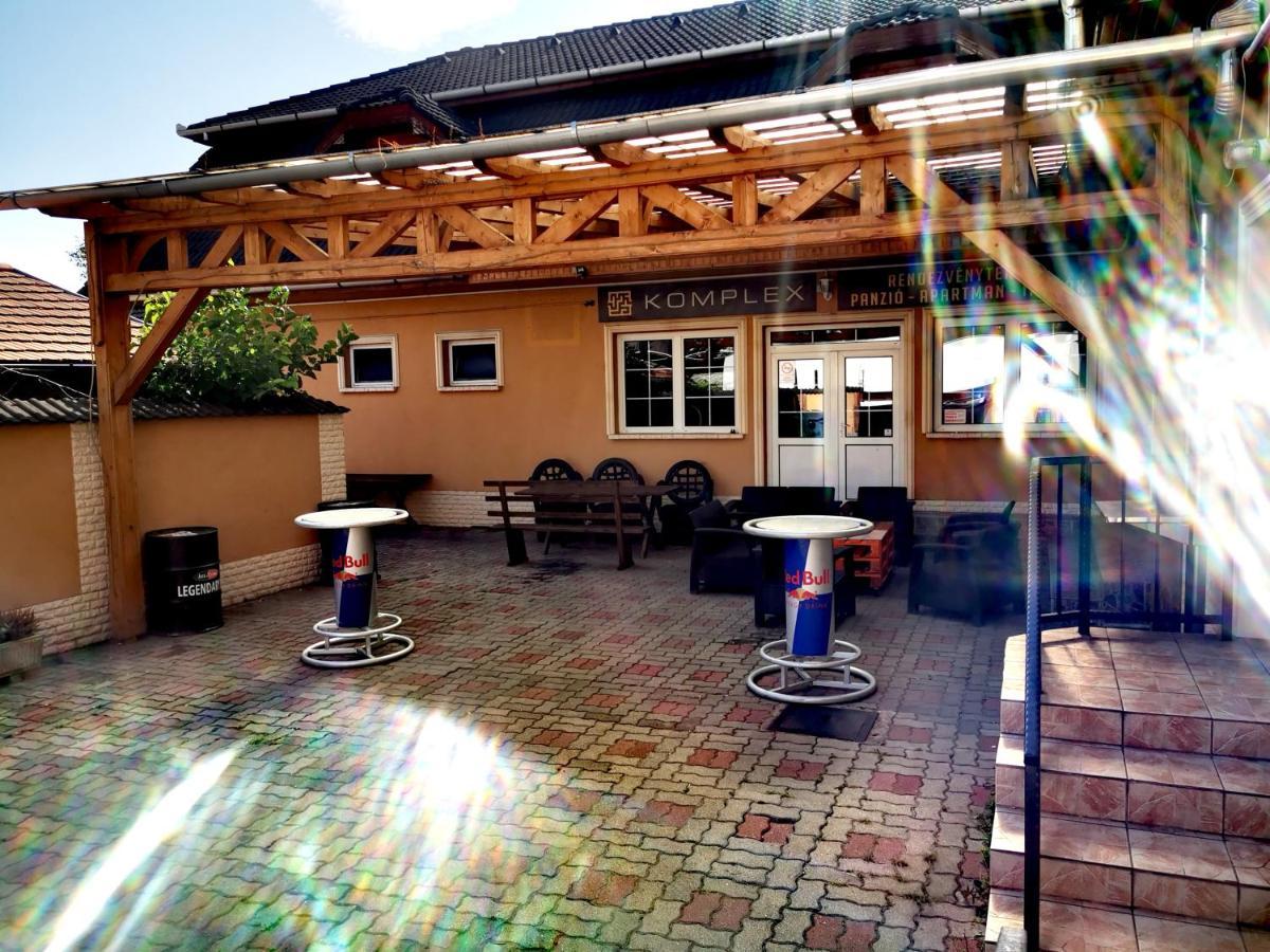 Komplex -Rendezvenytermek-Panzio-Apartman-Irodak- Mateszalka Bagian luar foto