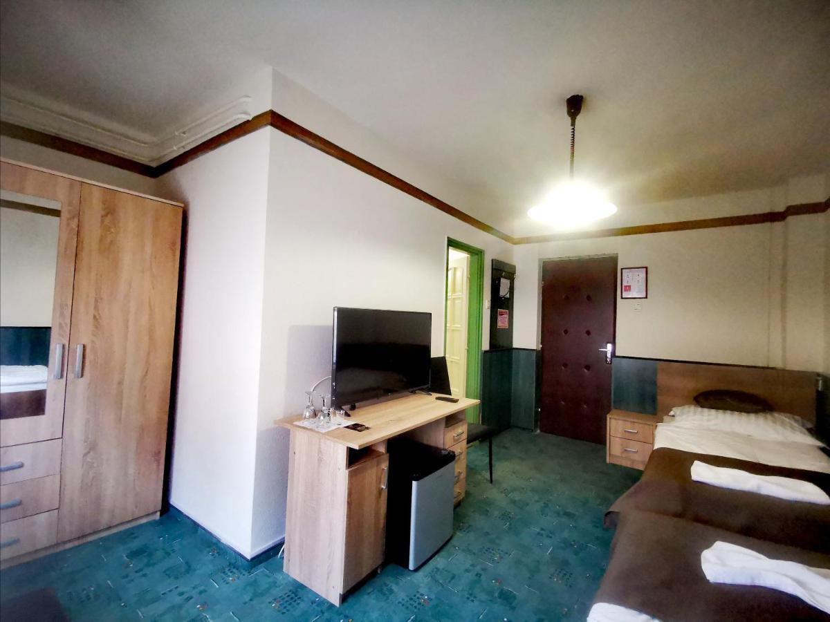 Komplex -Rendezvenytermek-Panzio-Apartman-Irodak- Mateszalka Bagian luar foto