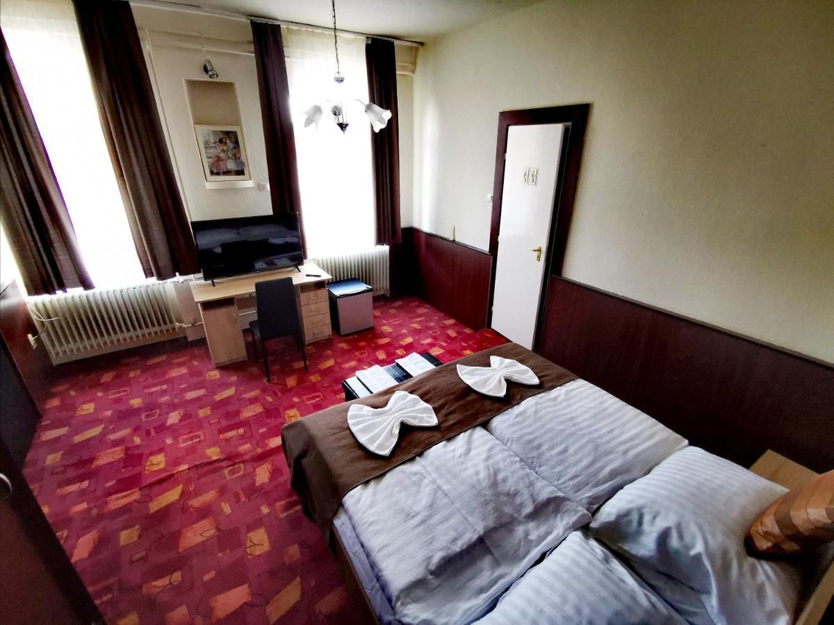 Komplex -Rendezvenytermek-Panzio-Apartman-Irodak- Mateszalka Bagian luar foto
