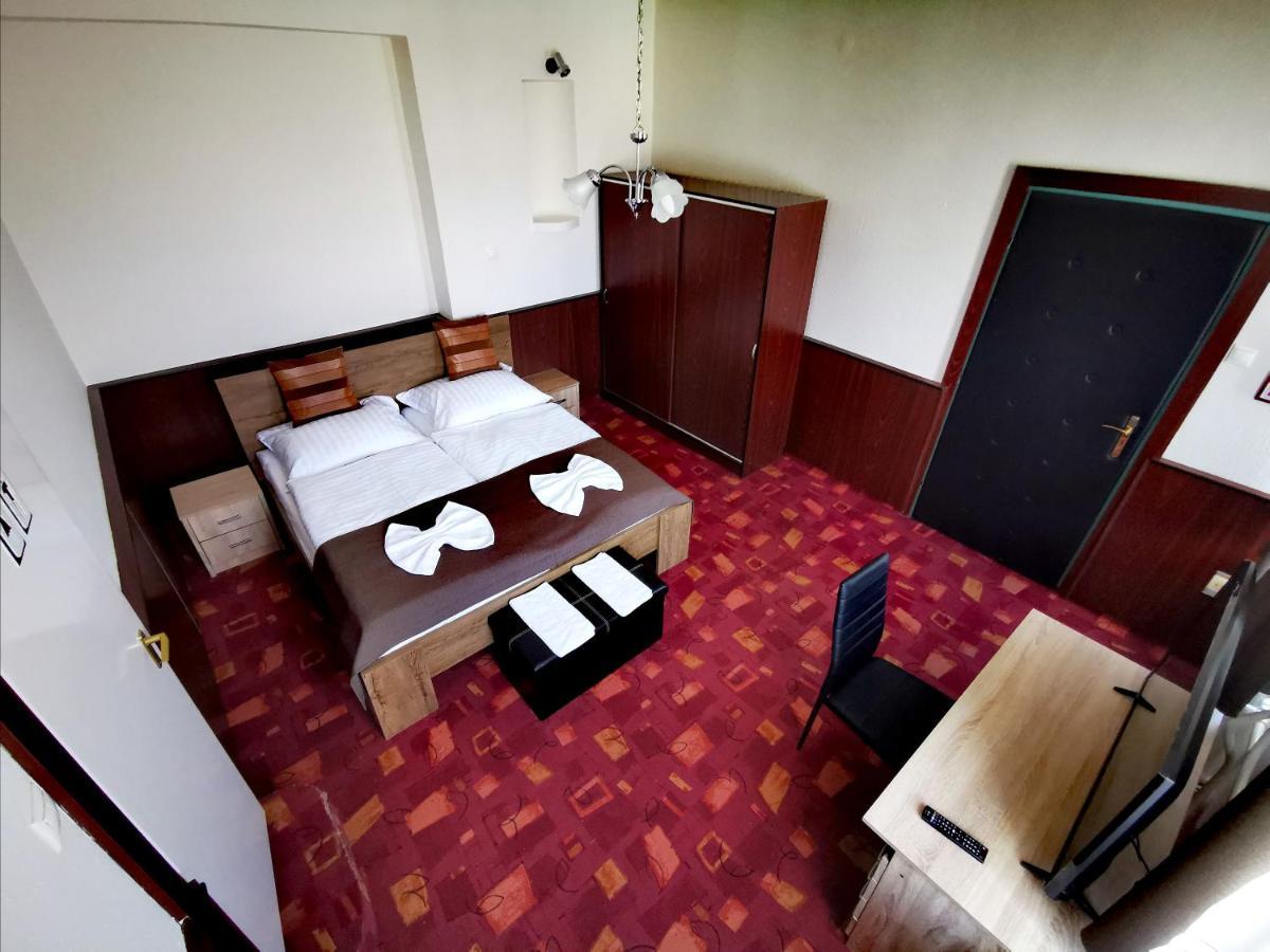 Komplex -Rendezvenytermek-Panzio-Apartman-Irodak- Mateszalka Bagian luar foto