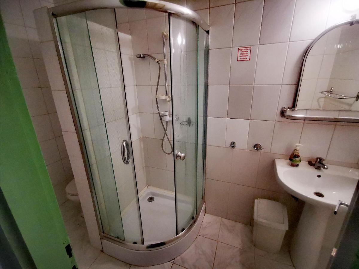 Komplex -Rendezvenytermek-Panzio-Apartman-Irodak- Mateszalka Bagian luar foto