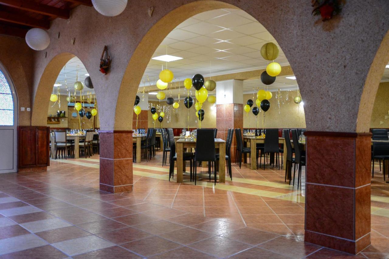 Komplex -Rendezvenytermek-Panzio-Apartman-Irodak- Mateszalka Bagian luar foto