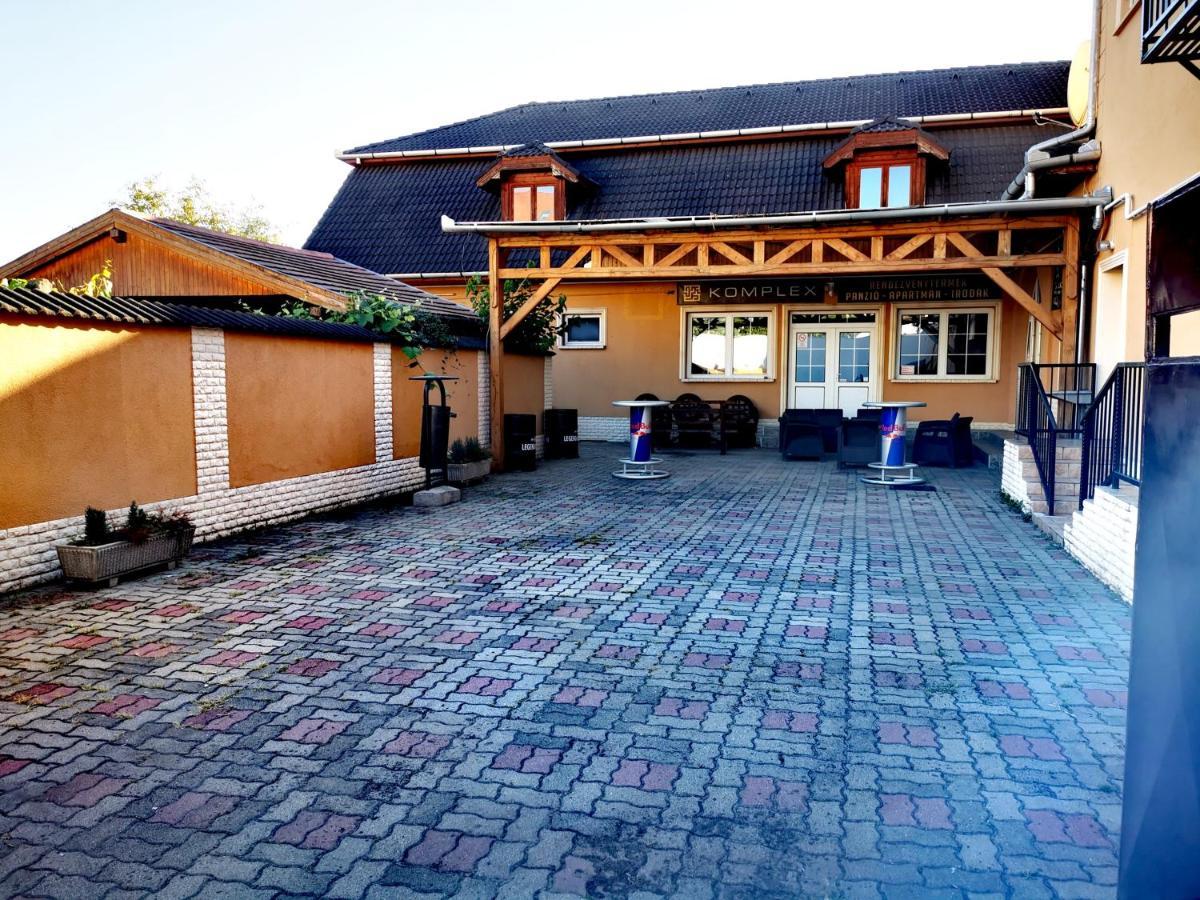 Komplex -Rendezvenytermek-Panzio-Apartman-Irodak- Mateszalka Bagian luar foto