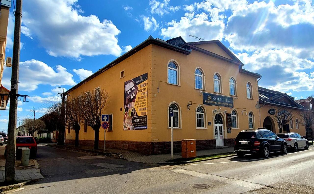 Komplex -Rendezvenytermek-Panzio-Apartman-Irodak- Mateszalka Bagian luar foto