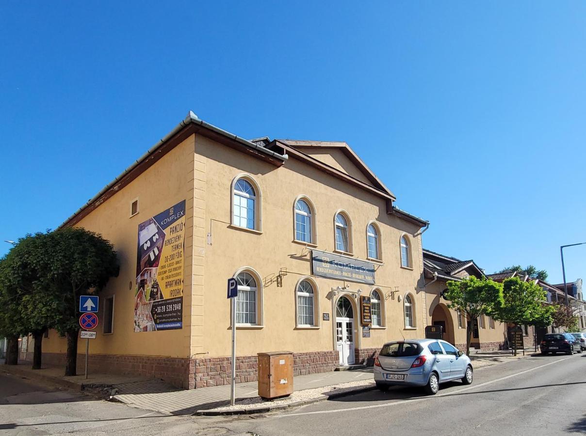 Komplex -Rendezvenytermek-Panzio-Apartman-Irodak- Mateszalka Bagian luar foto