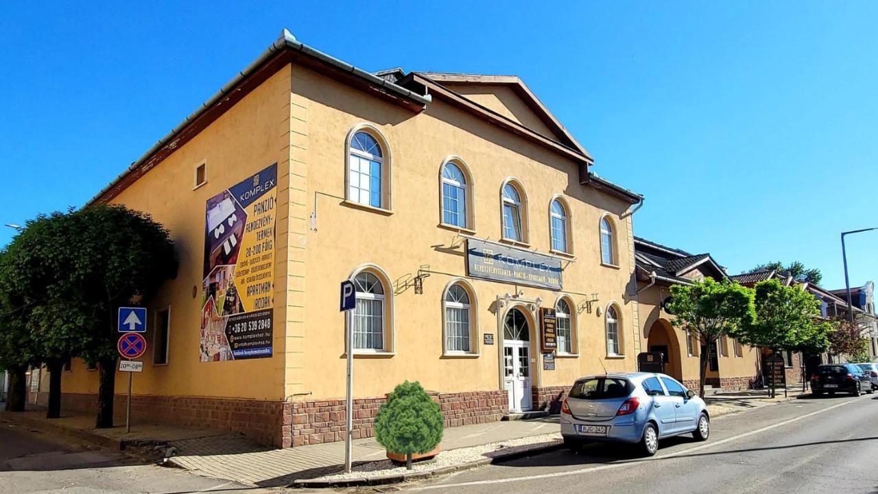 Komplex -Rendezvenytermek-Panzio-Apartman-Irodak- Mateszalka Bagian luar foto