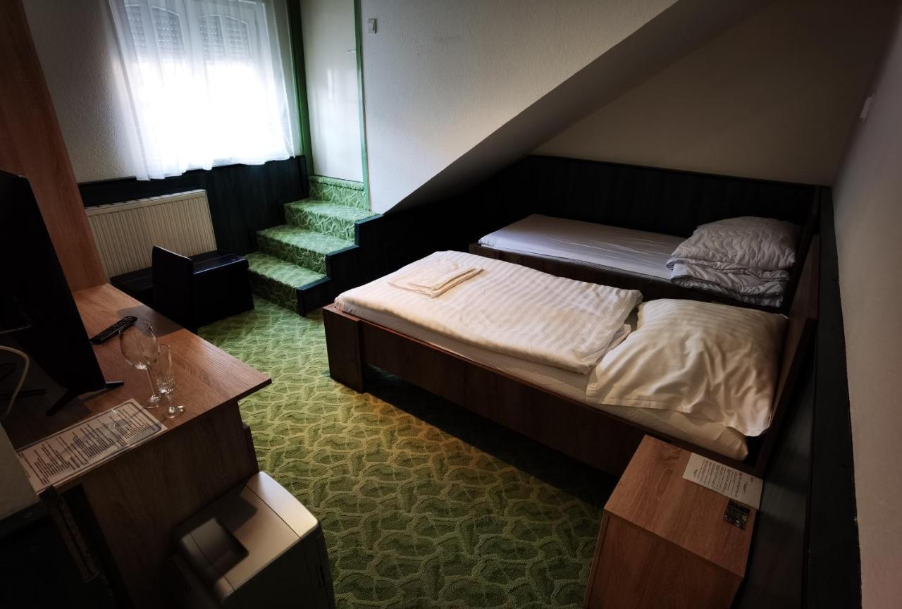 Komplex -Rendezvenytermek-Panzio-Apartman-Irodak- Mateszalka Bagian luar foto
