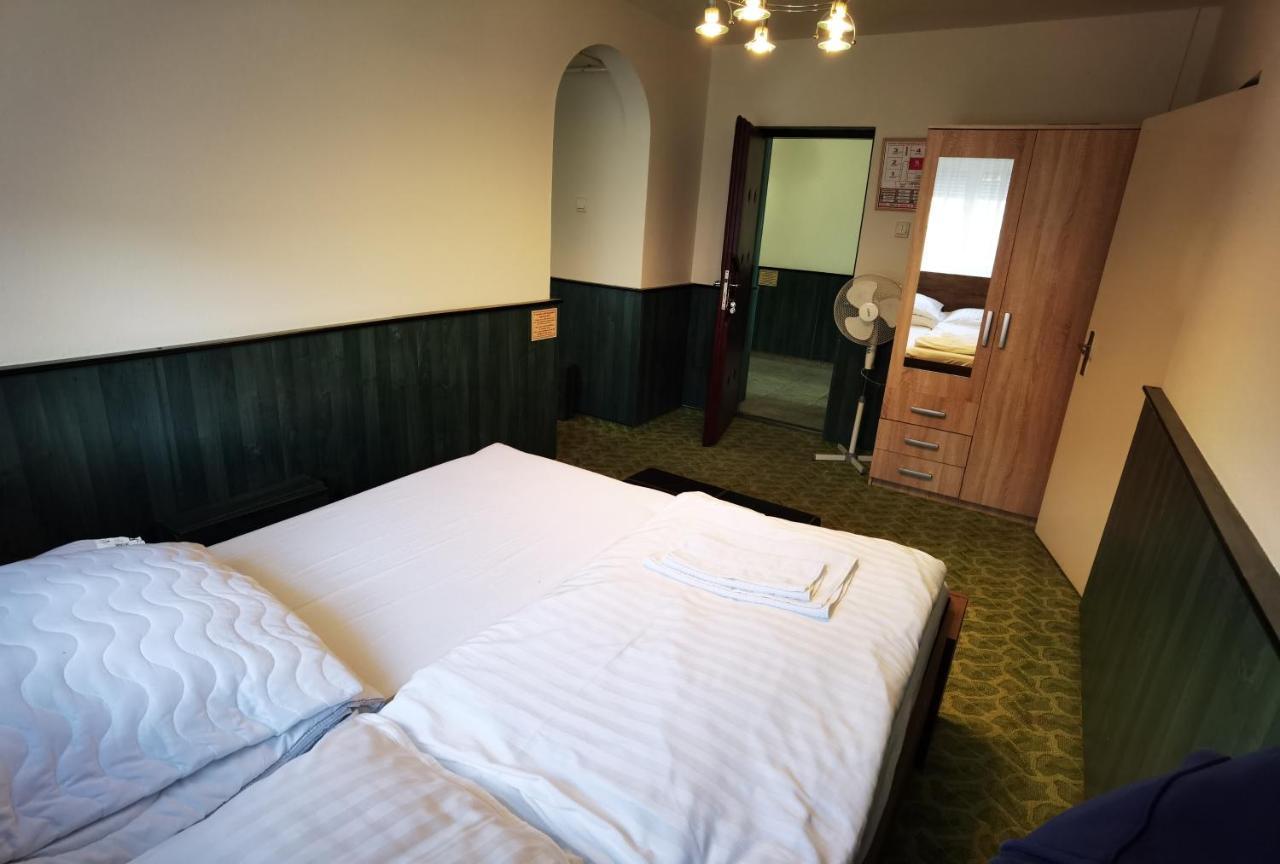Komplex -Rendezvenytermek-Panzio-Apartman-Irodak- Mateszalka Bagian luar foto