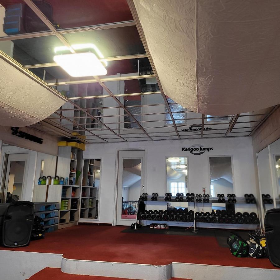 Komplex -Rendezvenytermek-Panzio-Apartman-Irodak- Mateszalka Bagian luar foto